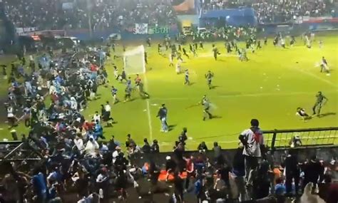 Al menos 127 muertos por una batalla campal tras partido de fútbol en