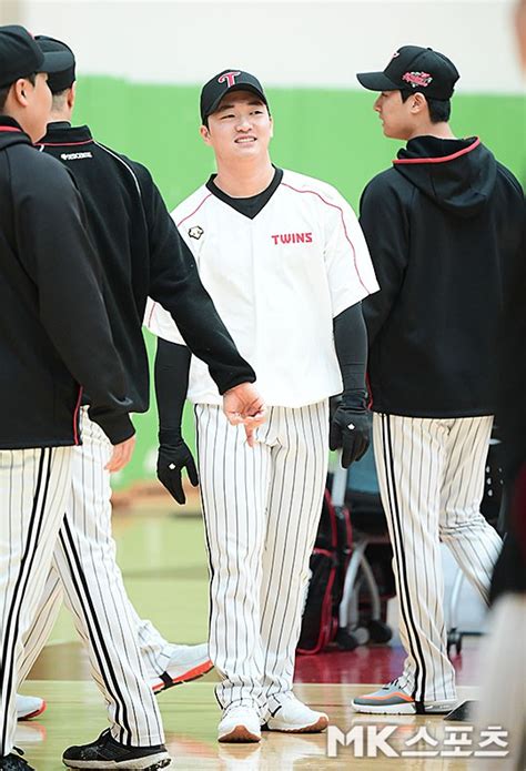 한국야구 대표팀을 이끄는 김경문 감독은 이날 취재진과의 브리핑을 통해 대표팀 선발 과정과 이유 등을. 고우석 `훈련은 즐겁게` MK포토 - MK스포츠