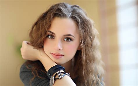 Download Wallpaper Face Girl Teen Beauty Portrait Young 2560x1600
