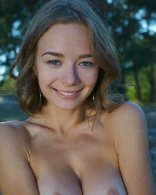 Beautiful Girl Selina Shows You Her Hot Nude Body Outside In Crisesa