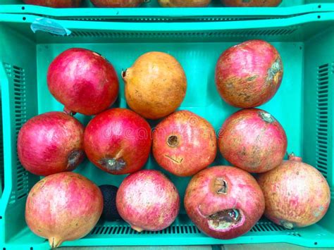 Frutas Frescas De Granada Madura En El Supermercado Foto De Archivo
