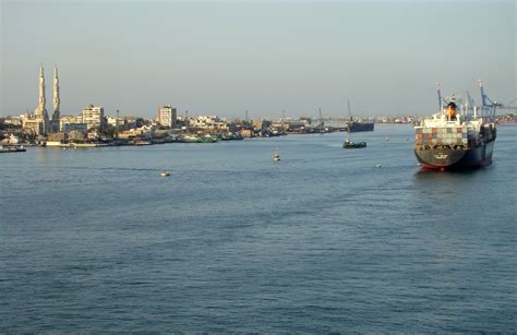 Mehrere schlepperboote waren zunächst rund um den frachter im. ملف:PortSaid SuezKanal.JPG - ويكيبيديا، الموسوعة الحرة
