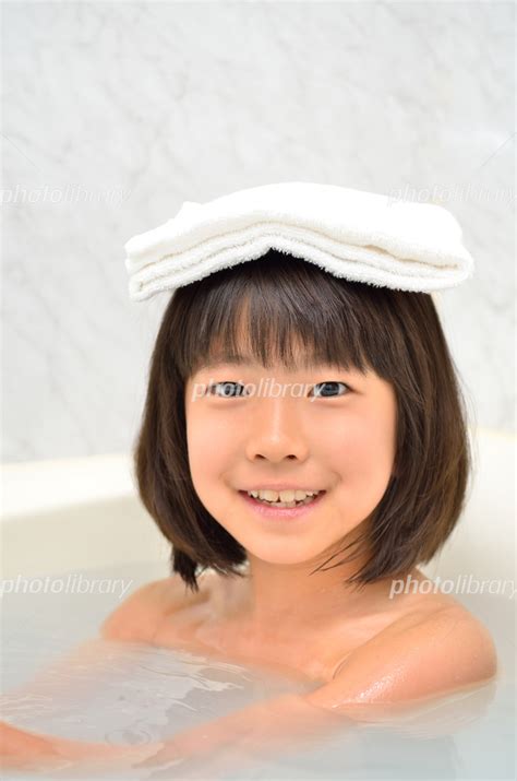 お風呂に入る女の子 写真素材 5098395 フォトライブラリー photolibrary