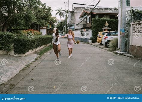 Dos Lesbianas Caminando Por La Calle Cogiendo La Mano Foto De Archivo