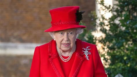 Znate Li Zašto Je Kraljica Elizabeta Ii U Javnosti Uvijek Nosila