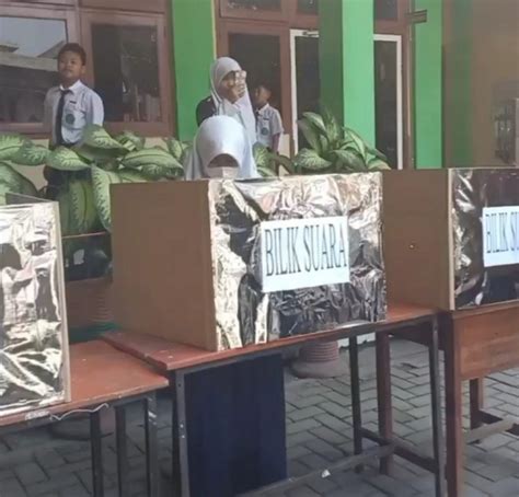 Pengejawantahan Demokrasi Dengan Pemilihan Ketua Dan Wakil OSIM Di MTsN