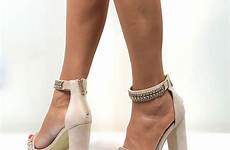 strappy heels metall manschette blockabsatz riemen cuff riemchensandalen