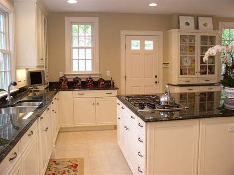 Learn which paint colors are trending, and how to pair your color palette with white kitchen cabinets. White Kitchen Cabinets with Granite Countertop | White ...