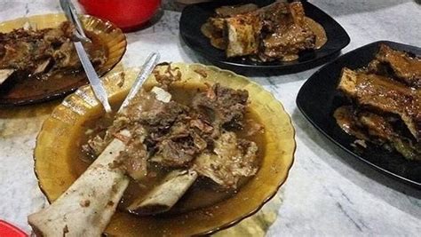 Siapkan piring saji dan hidangkan tahu sutra cincang dengan saus asam manis. Resep Sop Konro Makassar, Mantap Disantap Bareng Keluarga