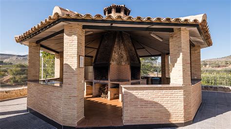 Ofrecemos casas y alojamientos de turisme rural con piscina de buena estandárd en toda cataluña. Bonita casa rural con jacuzzi privado y chimenea en Elche ...