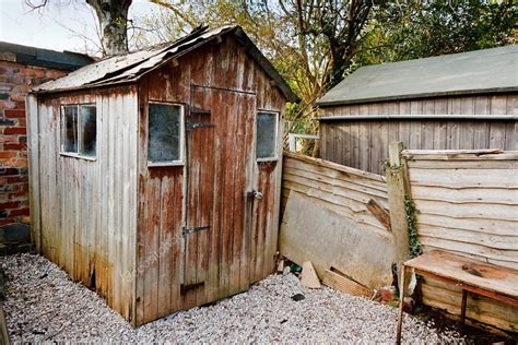 Old Run Down Worn Out Rotting Garden Shed — Stock Photo