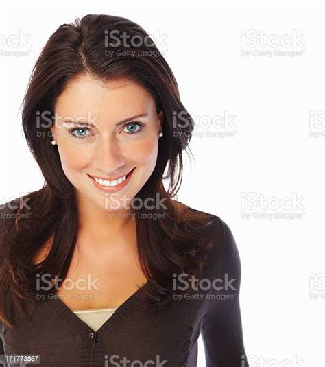 schöne junge frau lächelnd auf weißem hintergrund stockfoto und mehr bilder von attraktive frau