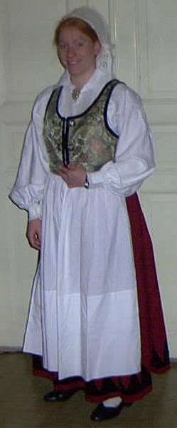 M/l handsydd underklänning i linne med tillhörande mössa och spets. Häradsdräkt folkdräkt,från Norra Åsbo med silverknappar ...