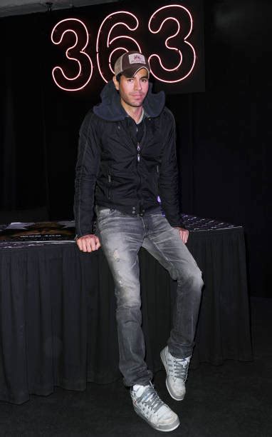 Enrique Iglesias Receives Award For Highest Placement Of A Spanish