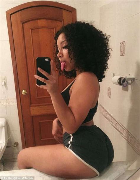 Bathroom Selfie Goes Viral After Twitter Users Note The Toilet Paper Daily Mail Online