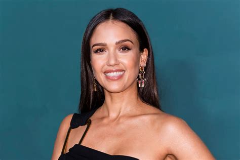 Try Jessica Albas Gym Workout From Her Trainer