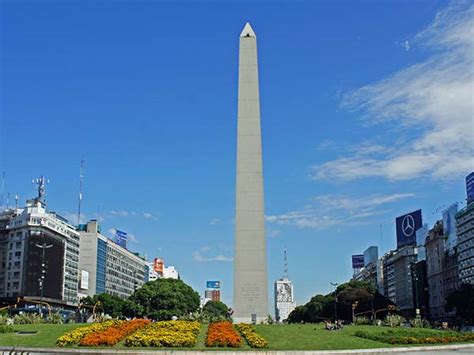 The large stone pillar surrounded by lights and electric screens draws comparisons with new york's times square. Obelisco Center Suites ofrece amplias habitaciones en ...