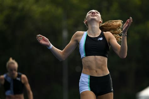 Femke bol heeft bij haar eerste indooroptreden van dit jaar meteen het nederlands record op de 400 meter fors verbeterd. Femke Bol loopt magistrale 400 meter horden (NL record ...