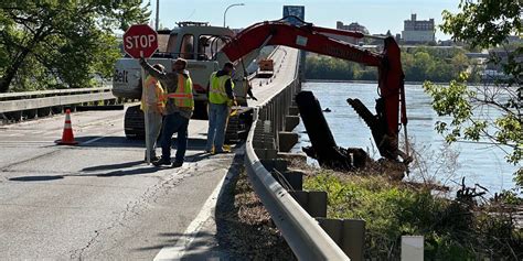 Idot Cleanup Crew Collects Floating Debris Near Memorial Bridge