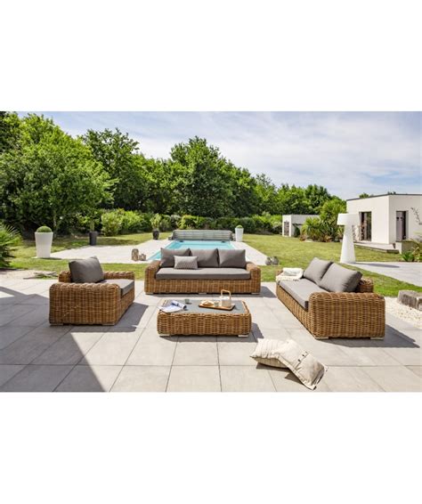Un extérieur moderne avec un salon de jardin en résine. Ensemble de salon jardin Bora Bora résine tressé large