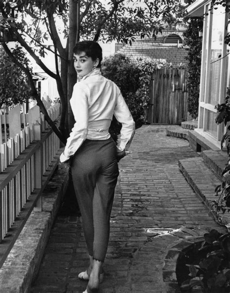 Intimate Pictures Of Audrey Hepburn At Home In 1953 In 2020 Audrey