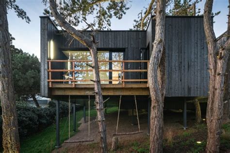Real estate in norway by criteria. Eco-friendly "treehouse" in French pine forest boasts chic ...