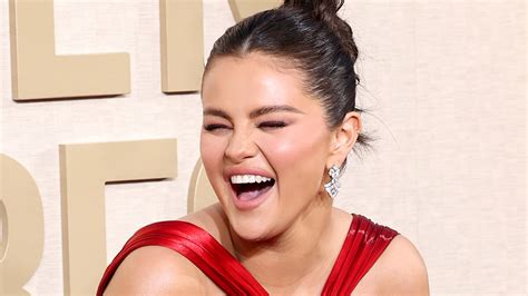 Selena Gomez Suffers Wardrobe Malfunction On Golden Globes Red Carpet