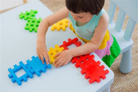 Juego De Niños Preescolar Feliz Con Los Bloques Del Juguete Foto De