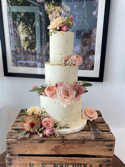 10 The Prettiest Floral Wedding Cakes For Any Season Vlrengbr