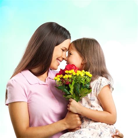 Feliz Madre E Hija Junto Con Flores Foto Premium
