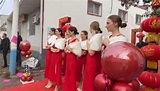 婚禮請「8烏克蘭正妹」當伴娘！紅色長裙開高衩 新郎當場開呆