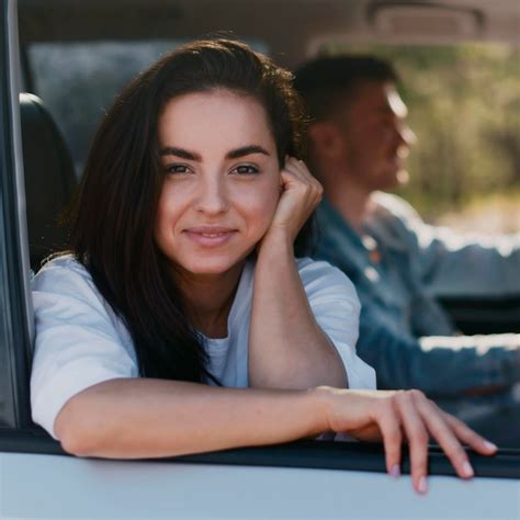 Free Photo Medium Shot Couple On Road Trip