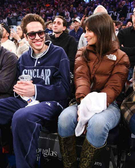 Emily Ratajkowski And Pete Davidson Ace The Casual Courtside Look At The Knicks Vogue France
