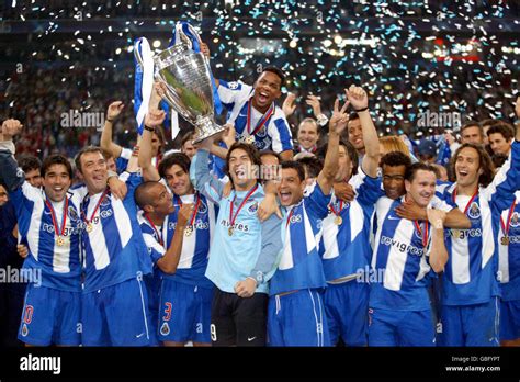 Fc Porto Players Celebrates With The Uefa Champions League Trophy Hi