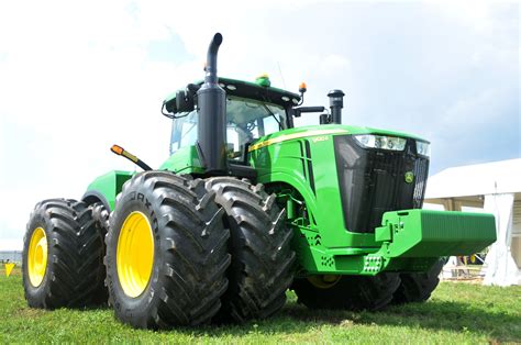 The 9620r Is The Largest John Deere Tractor Ever Built Offering 620 Hp