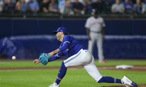 Mlb Fans Had Strong Feelings About Pitcher Wearing Pants Over Knees