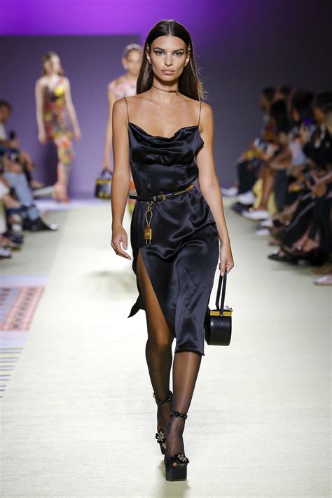 Emily Ratajkowski Oozes Glamour At Versace Mfw Show Daily Mail Online