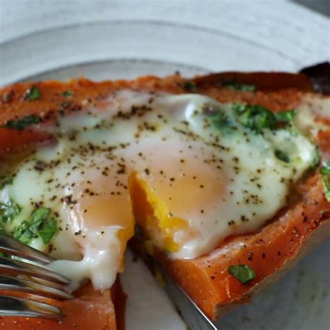 Baked Eggs And Spinach Sweet Potato Boats These Baked Eggs And