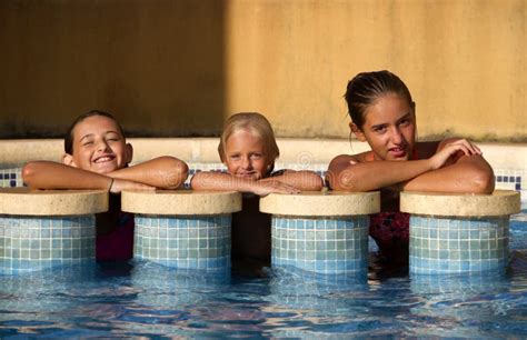 Девушки в бассейне стоковое изображение изображение насчитывающей вода 128402869