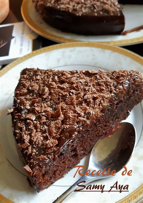 Gâteau glacé chocolat blanc, noix de coco et chocolat noir. gateau au chocolat facile