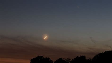 Venus And Crescent Moon Shared The Sky And It Made For Some Spectacular