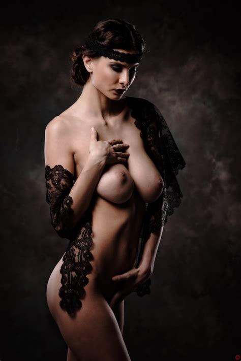 Elisa Leonetti Nude Photo