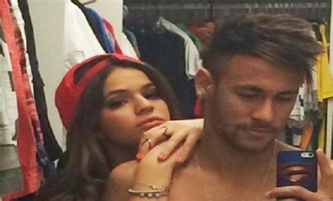 Neymar Selfie With His Girlfriend Celebrity Selfie