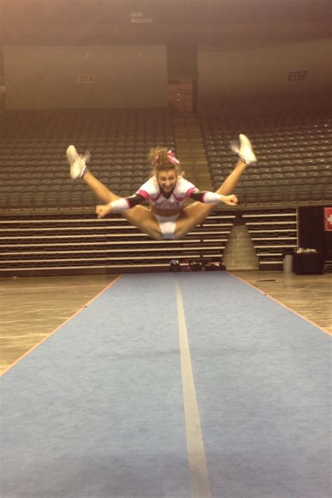 Amazing Jumps I Really Want Hyper Extended Jumps Cheer Jumps Cheerleading Jumps Cheer