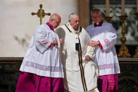 Pope Leads Crowds In 1st Outdoor Easter Mass Since Pandemic