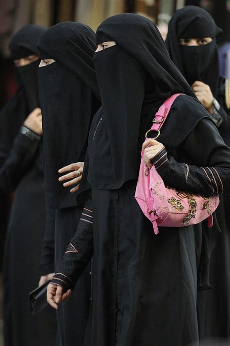 2009 02 26 17 33 42 niqab muslim women black hijab