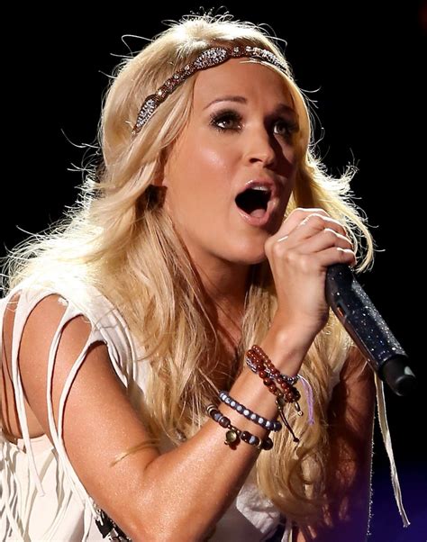 Oops Carrie Underwood Falls Onstage Video Naija News Live