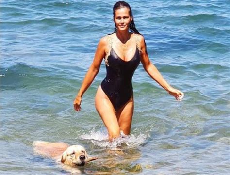 Le sue forme sono ancora stratosferiche e al posto giusto. Samantha De Grenet al mare con il cane: i follower ...