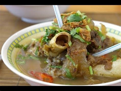 Sajikan sop daging rempah dengan taburan bawang goreng daun bawang dan sambal. Resep Sup Tulang Bumbu Minang Enak - YouTube