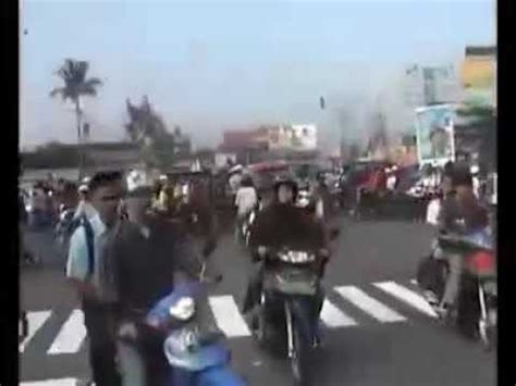 • 101 млн просмотров 1 год назад. Gempa bumi 2006 jogja😭😭😭 - YouTube